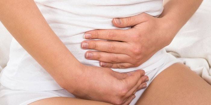 Niña lleva las manos a la parte inferior del abdomen