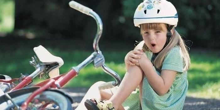 Fille est tombé du vélo