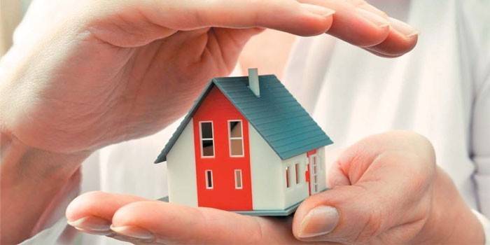 Maison dans les mains