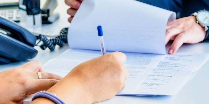 Les gens signent des documents