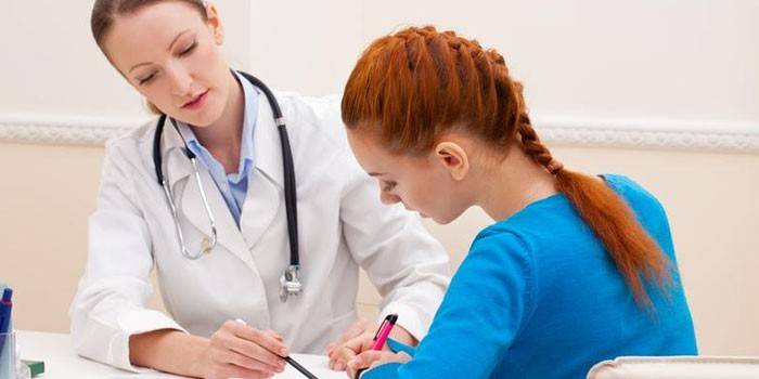Chica en la cita del doctor