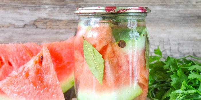 Tranches de melon d'eau mariné