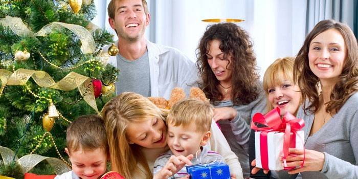 Família na árvore de Ano Novo