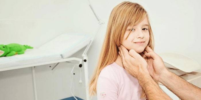 O médico examina a criança