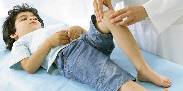 Le docteur examine l'enfant