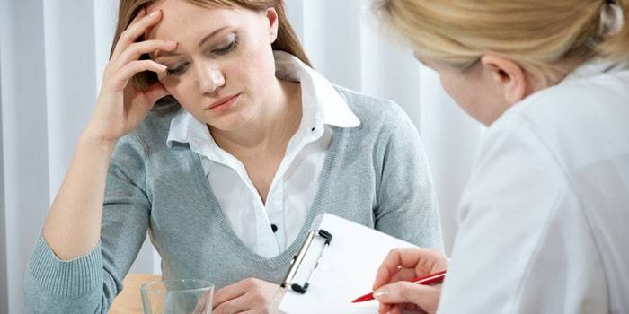 Ragazza all'appuntamento del dottore