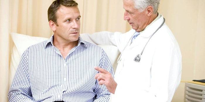 Homem na consulta do médico