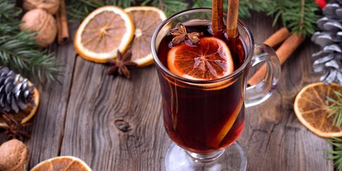 Vin chaud dans un verre