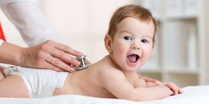 Le docteur examine le bébé