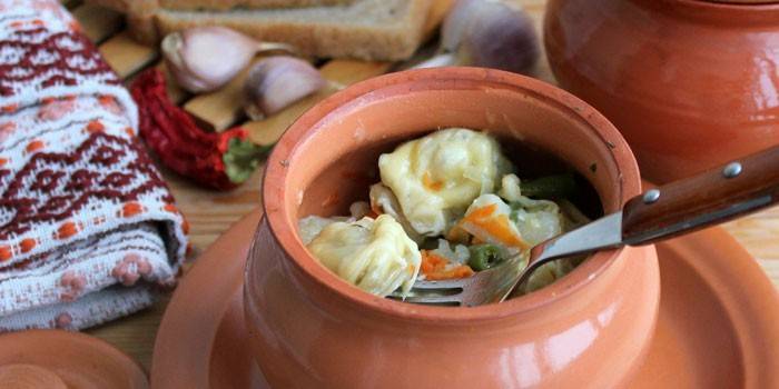 Dumplings aux légumes cuits dans une casserole