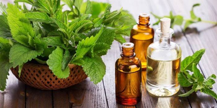 Olio essenziale e foglie di menta
