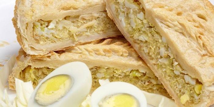 Pastel con repollo y huevo del hojaldre terminado