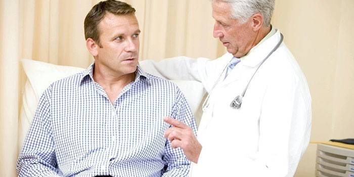 Doctorul sfătuiește un bărbat