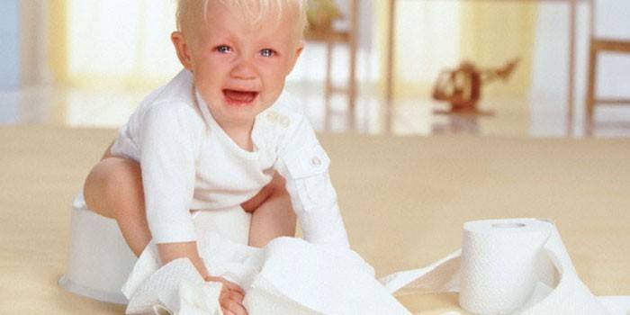 Le bébé pleure sur le pot