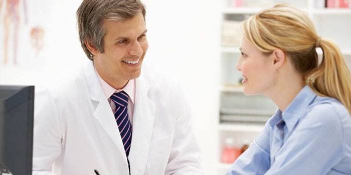 Fille consulte un médecin
