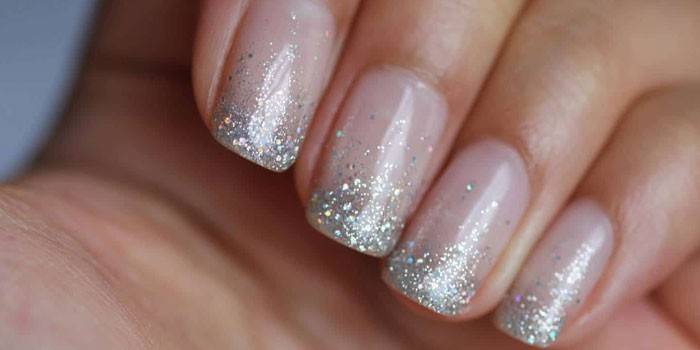Glitter διαφανές μανικιούρ.