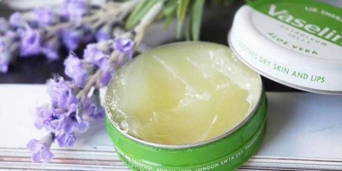 Vaseline dans un bocal