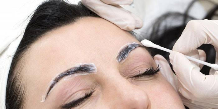 Application de vaseline sur les sourcils lors de la coloration