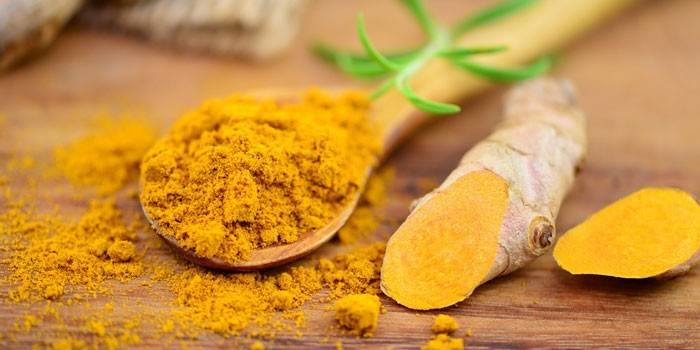 Radice di curcuma e polvere