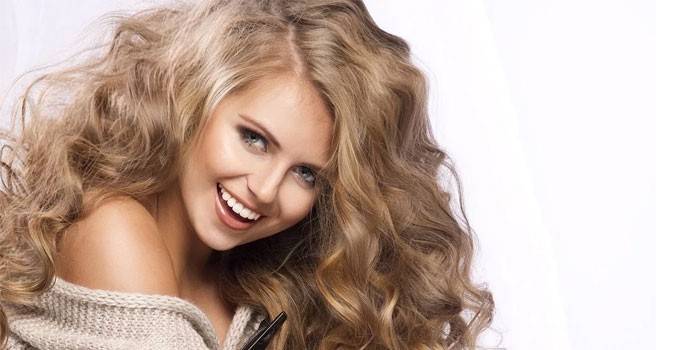 Ragazza con i capelli ricci