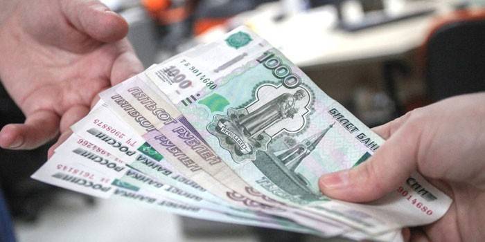 Bankjegyek a kezében