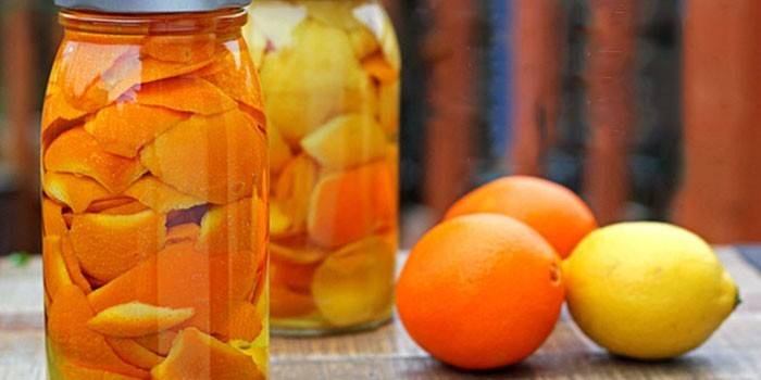 Apelsinų žievelių užpilai stiklainiuose