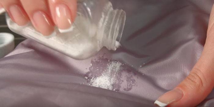 Kvinne å helle salt på flekken