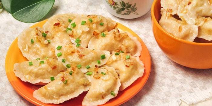 Bolinhos de massa com cebola frita e verde