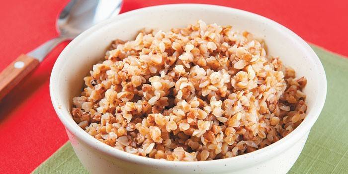 Porridge di grano saraceno in un piatto