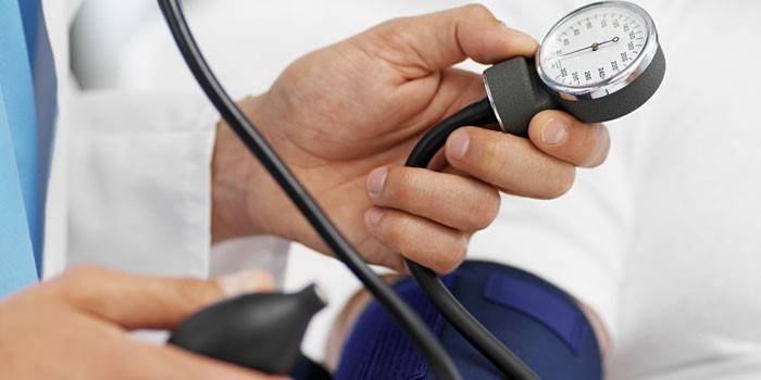 Sanitäter mit Tonometer in der Hand