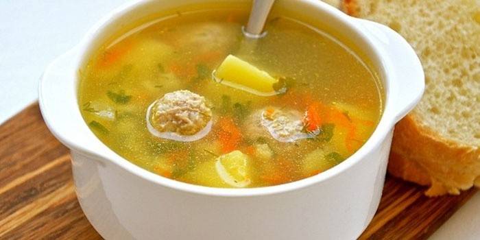Тањир са супом и кришком хлеба