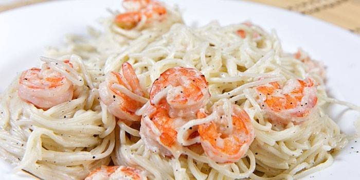 Pâtes aux crevettes frites dans une sauce crémeuse
