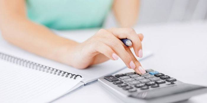 Fille fait des calculs