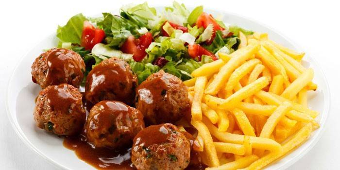 Thịt viên sốt cà chua với khoai tây và salad