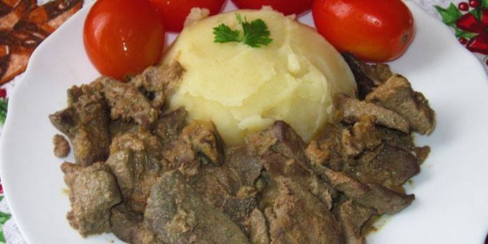 Kiaulienos kepenėlės su bulvių koše ir pomidorais