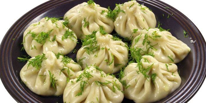 Manti cuit à la vapeur sur une assiette