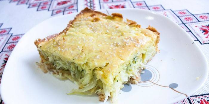 O felie de plăcintă cu varză pe o farfurie