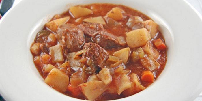 Batata cozida com cenoura e carne