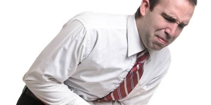 Một người đàn ông bị đau bụng