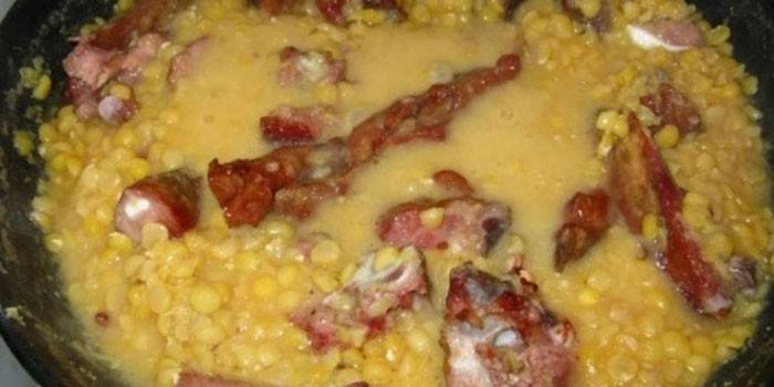 Guisantes y costillas de cerdo ahumadas en una olla de cocción lenta