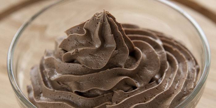 Charlotte chokolade creme i en skål