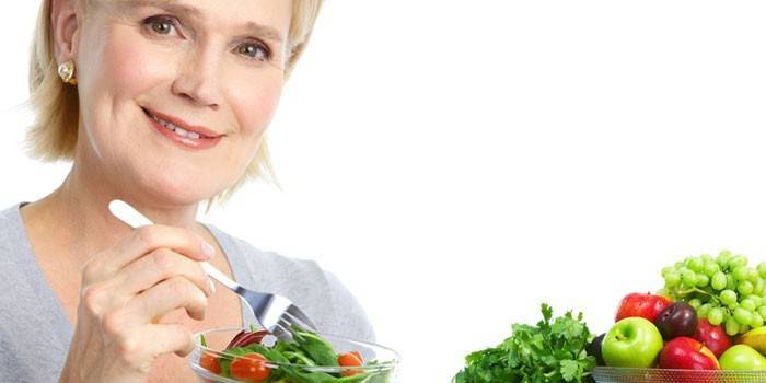 Femeia ține farfurie cu salată