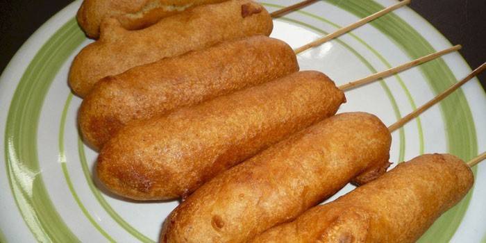Salsichas fritas em uma vara na massa