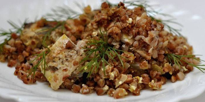 Buchweizenbrei mit Fisch