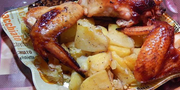Asas de frango assado com batatas