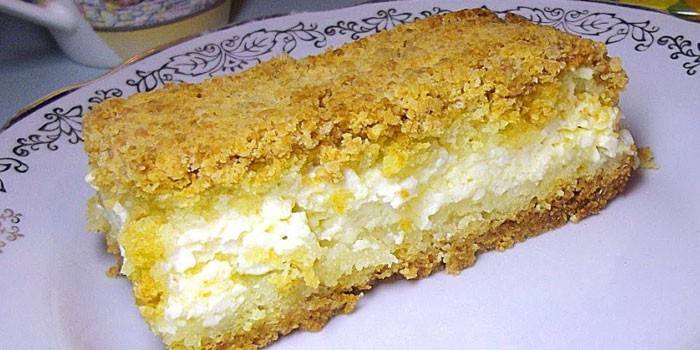 Um pedaço de torta de massa quebrada com recheio de requeijão