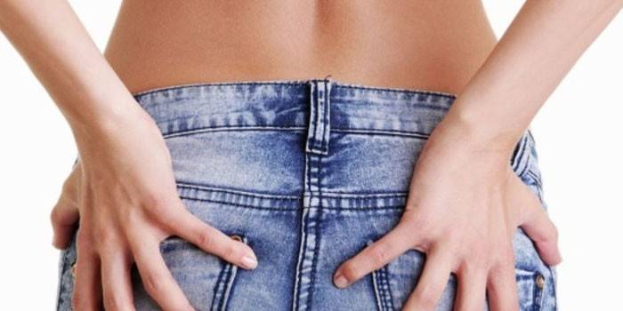 Fille tient les mains derrière son dos