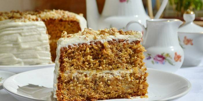 Szelet torta sárgarépa és dió tejföllel