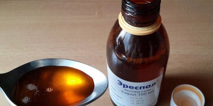 Erespalsirup in einer Flasche und in einem Löffel