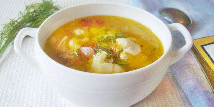 Sopa de caldo de galinha em um prato